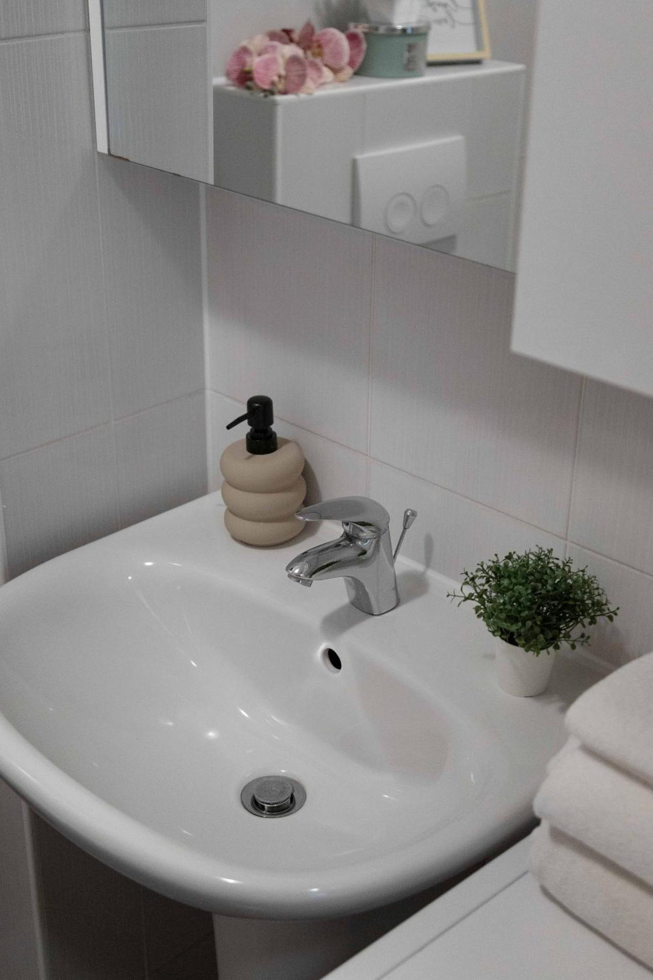 דירות זאגרב Sunny 1Bdr With Balcony & Parking מראה חיצוני תמונה